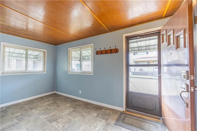 a view of livingroom with furniture