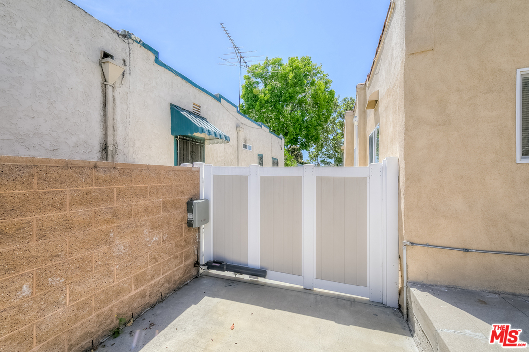 2816 Virginia Road Los Angeles, CA 90016 - Photo 18 of 29 a view of an house with backyard and garden