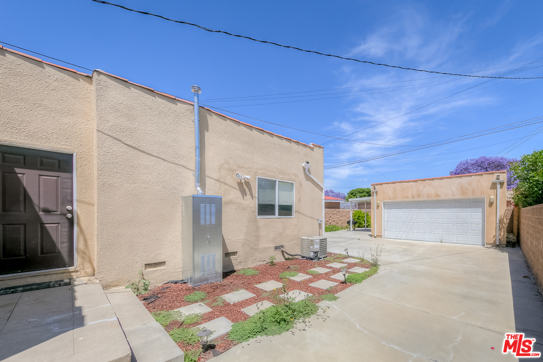 2816 Virginia Road Los Angeles, CA 90016 - Photo 19 of 29 a backyard of a house