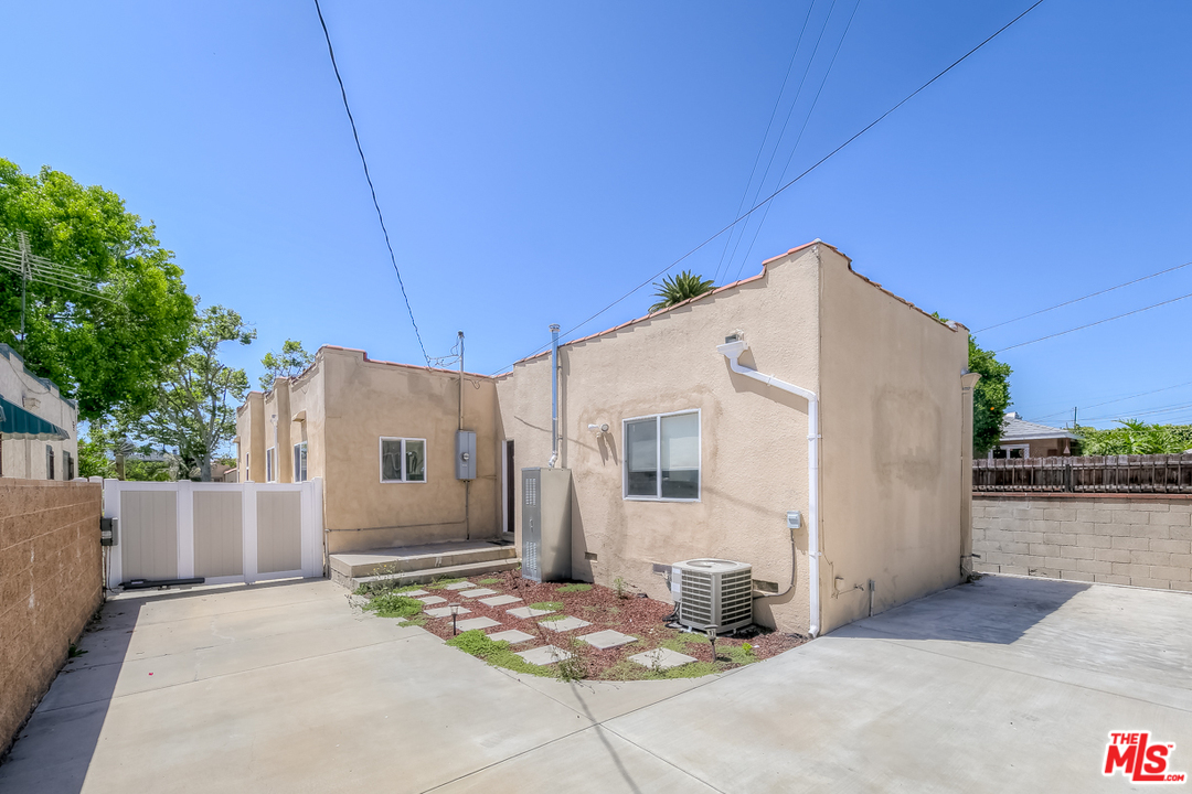 2816 Virginia Road Los Angeles, CA 90016 - Photo 20 of 29 a view of a house terrace