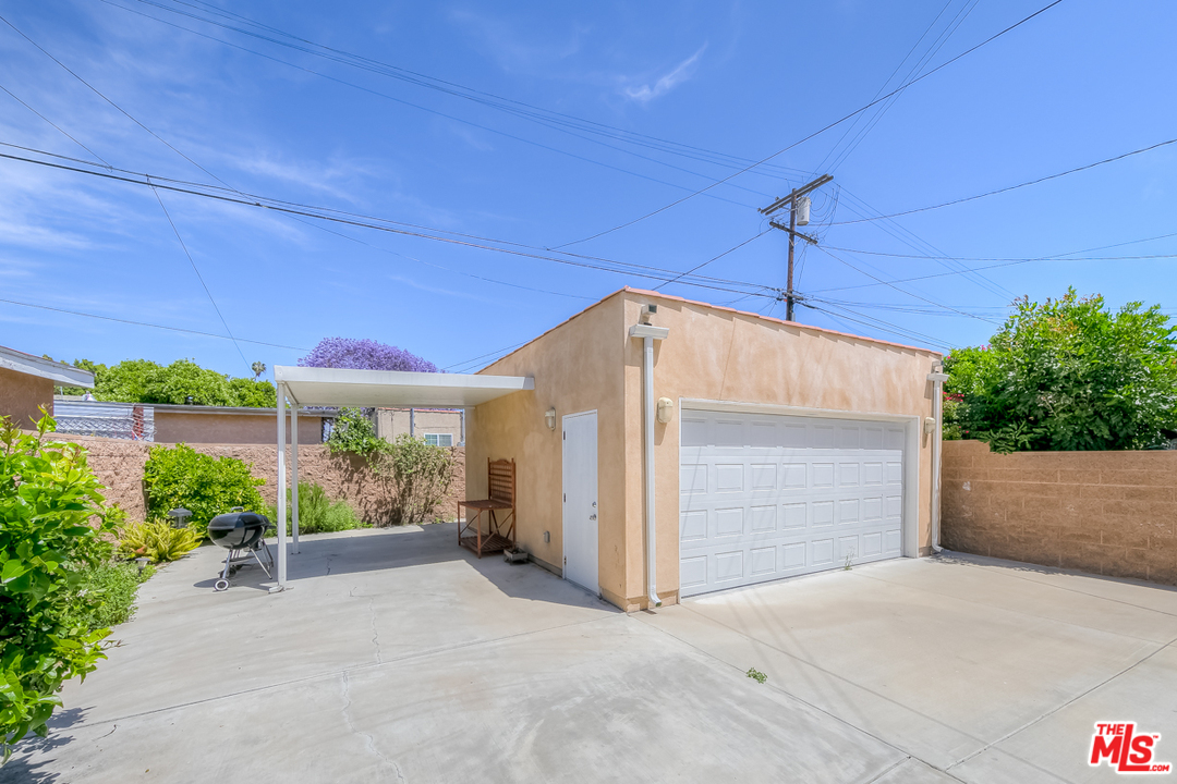 2816 Virginia Road Los Angeles, CA 90016 - Photo 21 of 29 a view of a garage