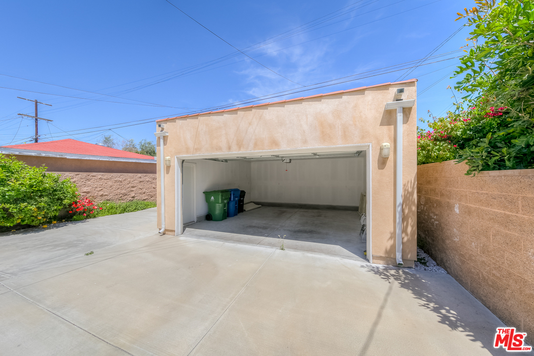 2816 Virginia Road Los Angeles, CA 90016 - Photo 23 of 29 a view of small space with a garage