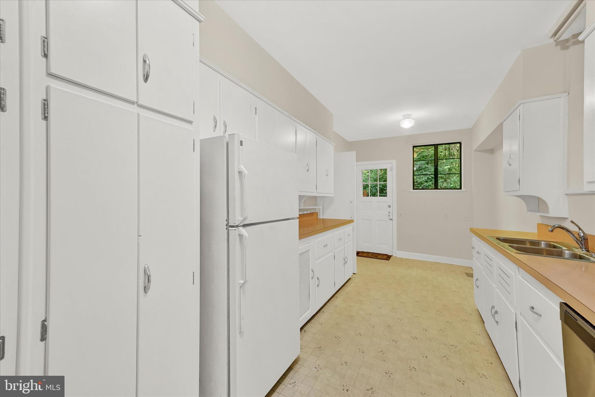 915 Rolandvue Road Towson, MD 21204 - Photo 16 of 28 Kitchen