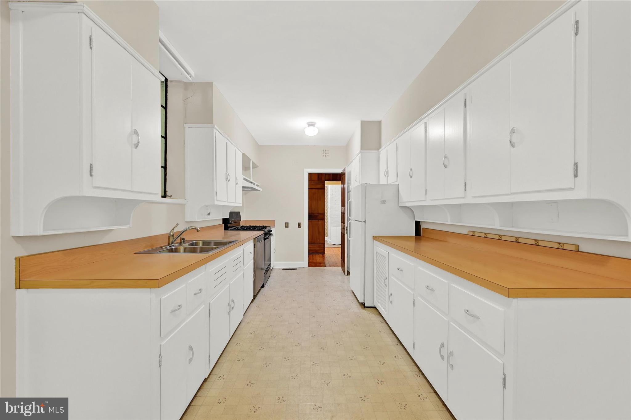 915 Rolandvue Road Towson, MD 21204 - Photo 17 of 28 Kitchen with Table Space
