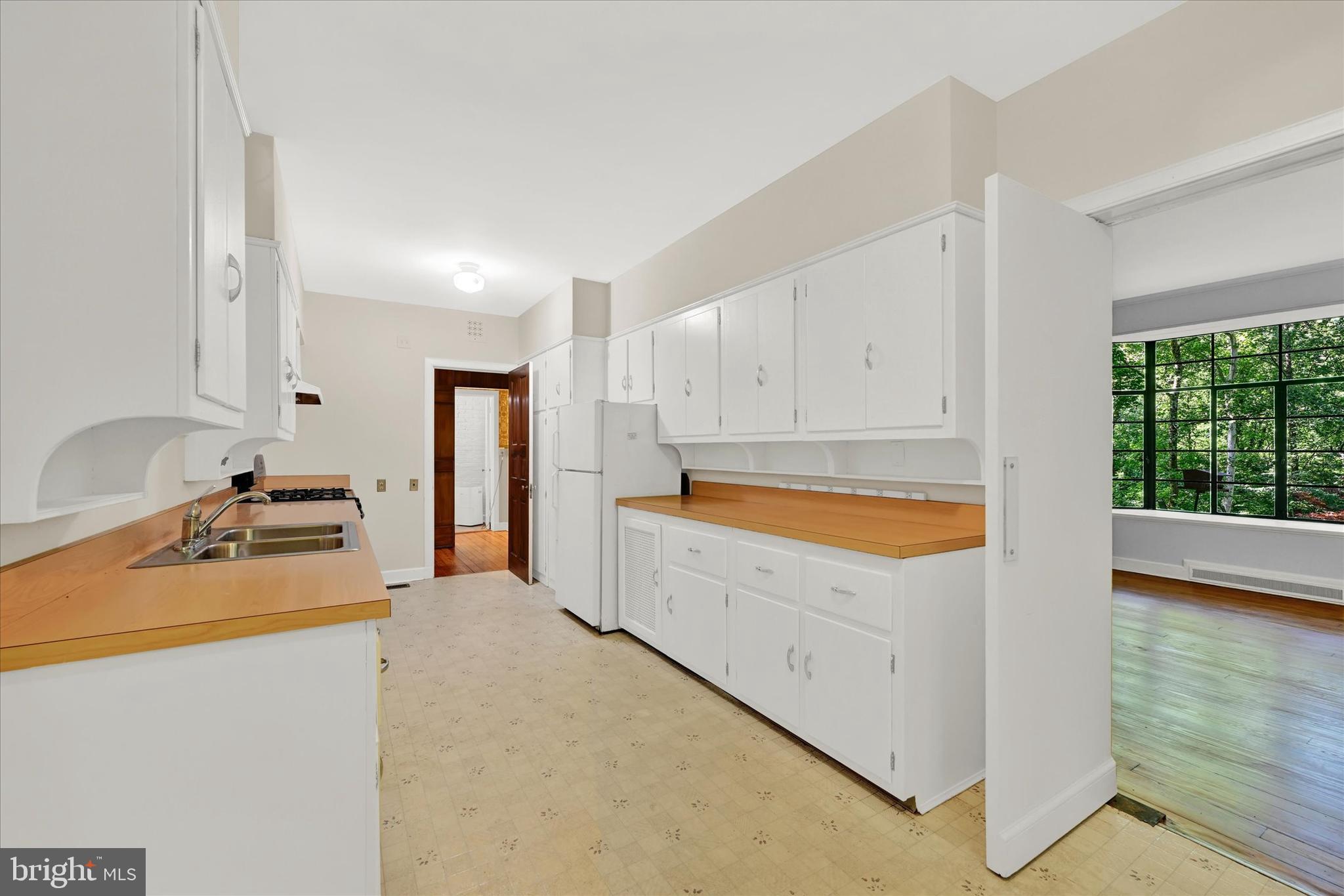 915 Rolandvue Road Towson, MD 21204 - Photo 18 of 28 Kitchen with Plenty of Counter Space