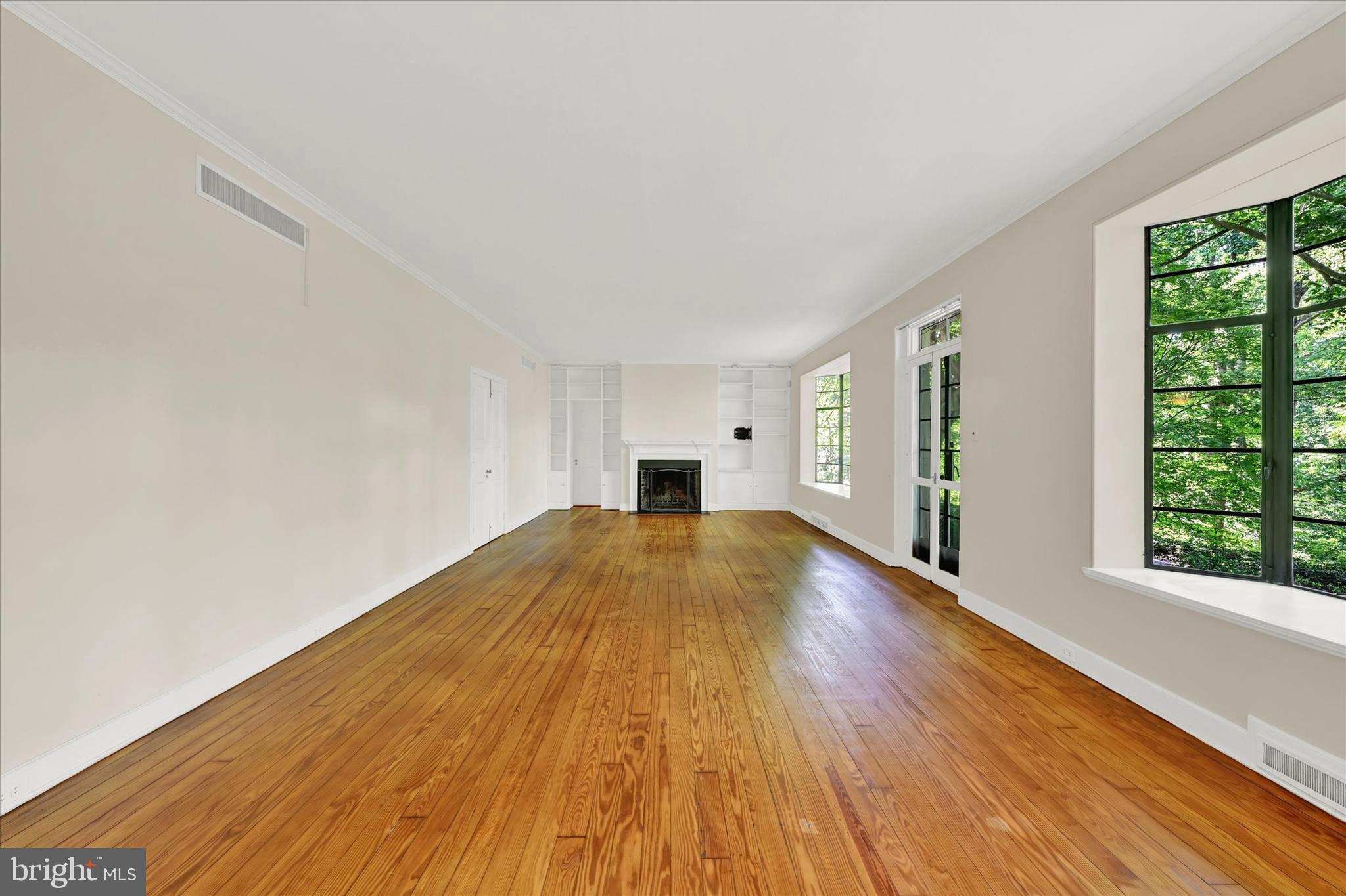 915 Rolandvue Road Towson, MD 21204 - Photo 20 of 28 Living Room