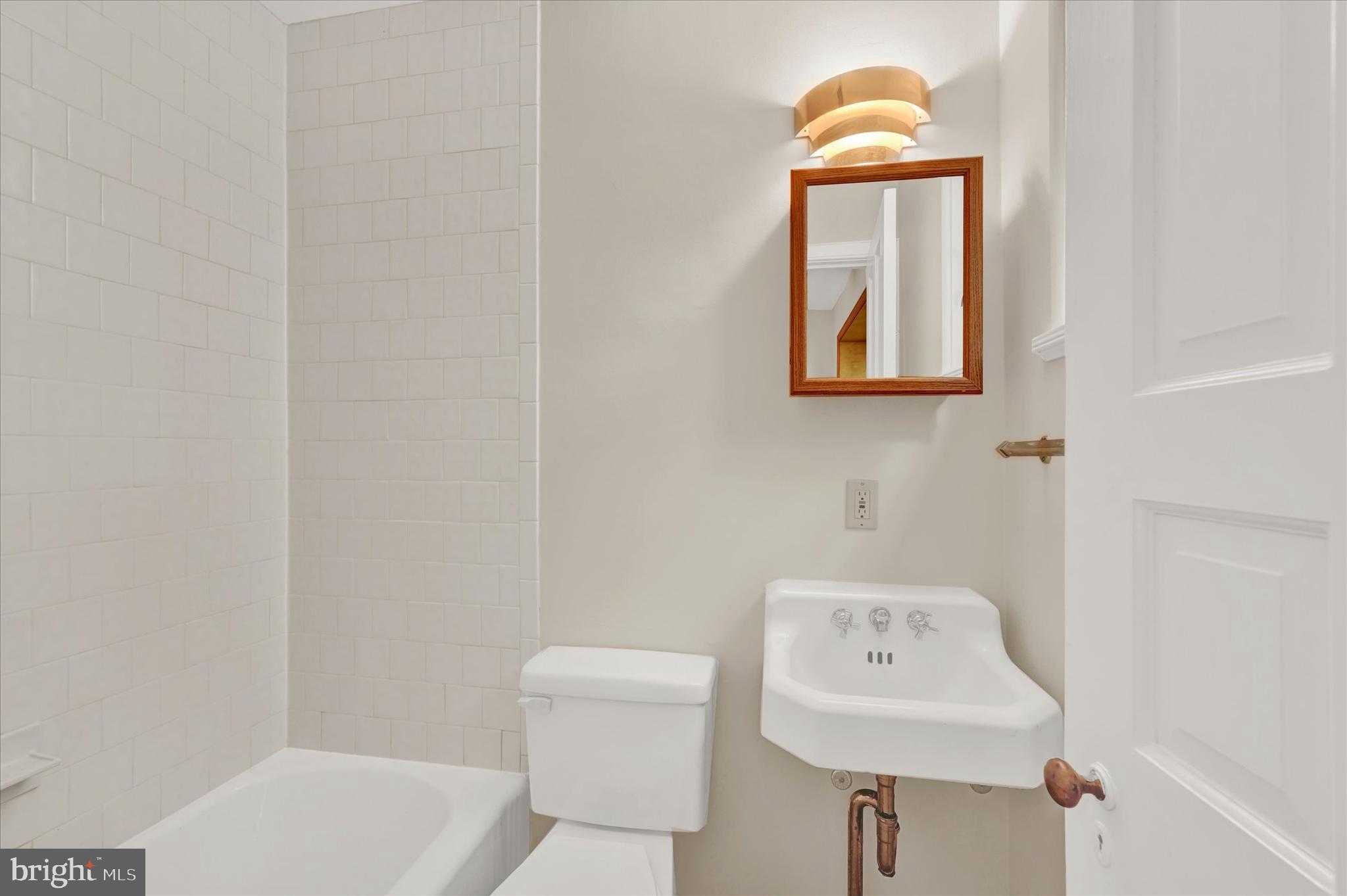 915 Rolandvue Road Towson, MD 21204 - Photo 4 of 28 Full Bath