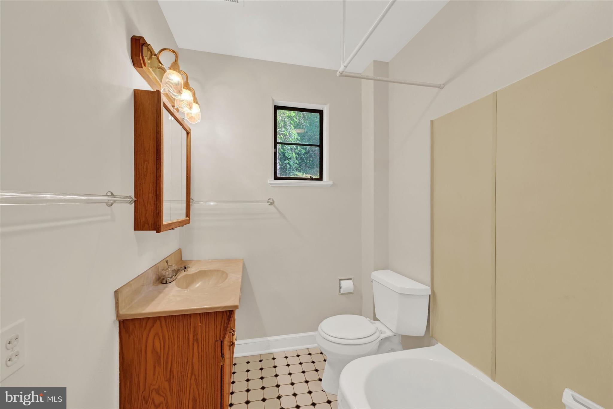 915 Rolandvue Road Towson, MD 21204 - Photo 10 of 28 Hall Bath