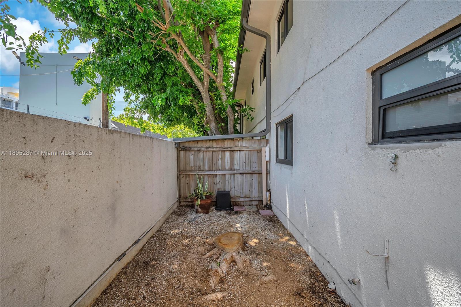 3265 Virginia Street, Unit 8 Miami, FL 33133 - Photo 14 of 24 a view of a backyard