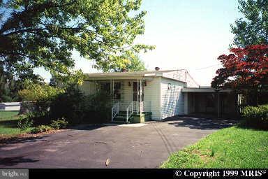 320 Nottingham Road Hagerstown, MD 21740 - Photo 2 of 2 a view of a house with a yard and a large tree