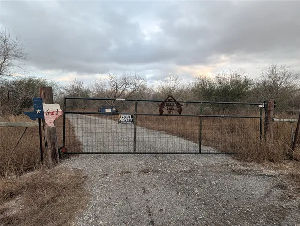 $2,000 | 621 County Road 356, Kenedy, TX 78119