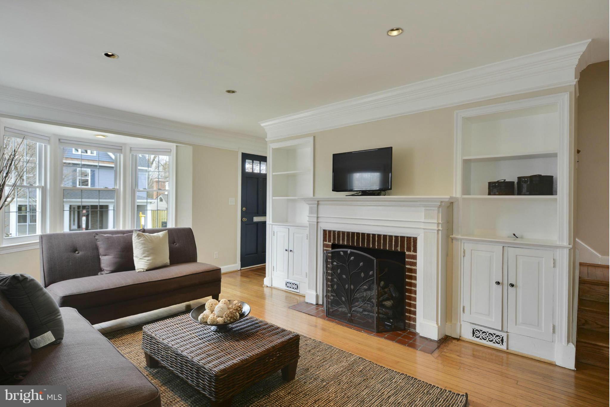 9407 Riley Place Silver Spring, MD 20910 - Photo 6 of 28 Living Room