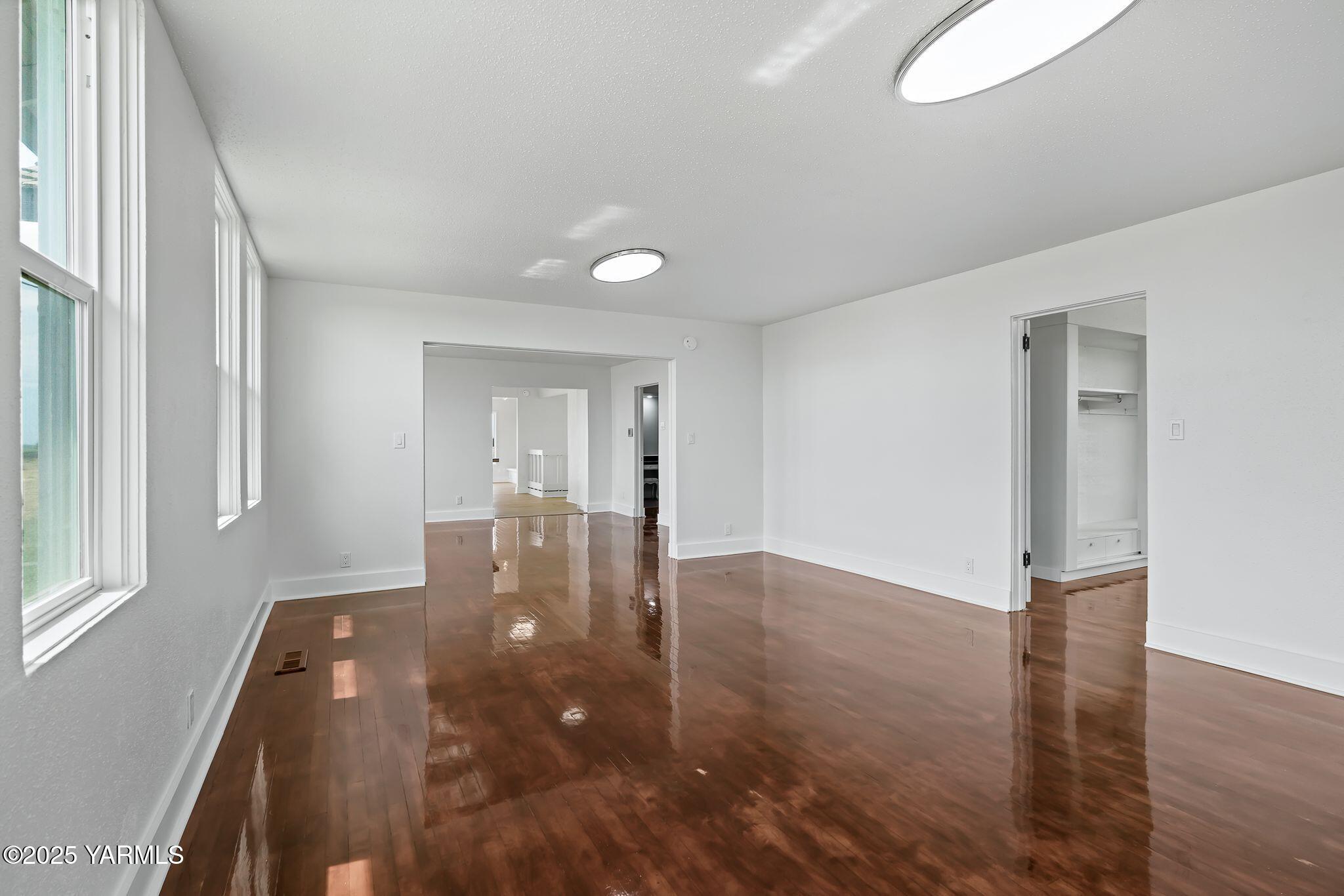 650 White Road Zillah, WA 98953 - Photo 11 of 39 Living Room