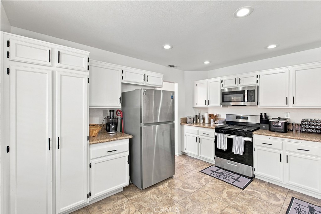 13010 Snowview Road Victorville, CA 92392 - Photo 11 of 40 Gallery Image 11