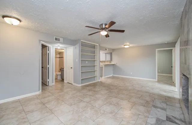 a view of empty room with a ceiling fan