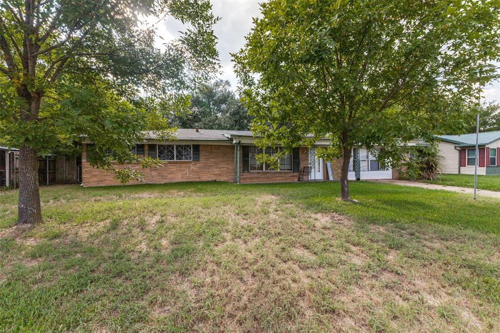 425 Lybrand Street Wills Point, TX 75169 - Photo 2 of 12 Ranch-style home featuring a front yard and brick siding