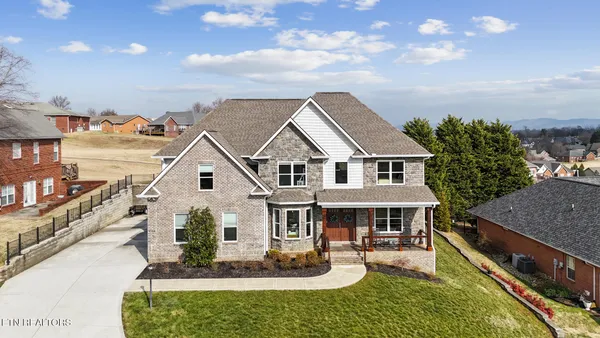$799,900 | 427 Royal Oaks Drive, Maryville, TN 37801