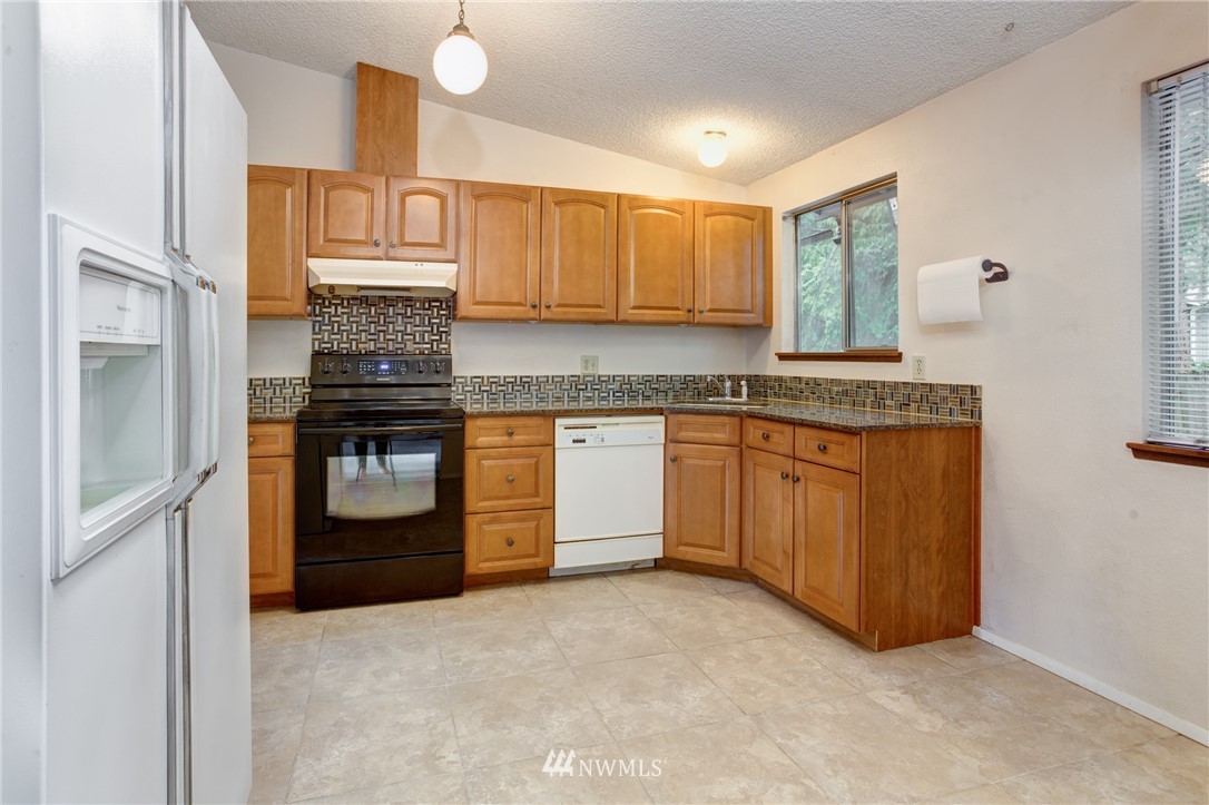 2211 172nd Place Southeast Bothell, WA 98012 - Photo 5 of 19 Gallery Image 5