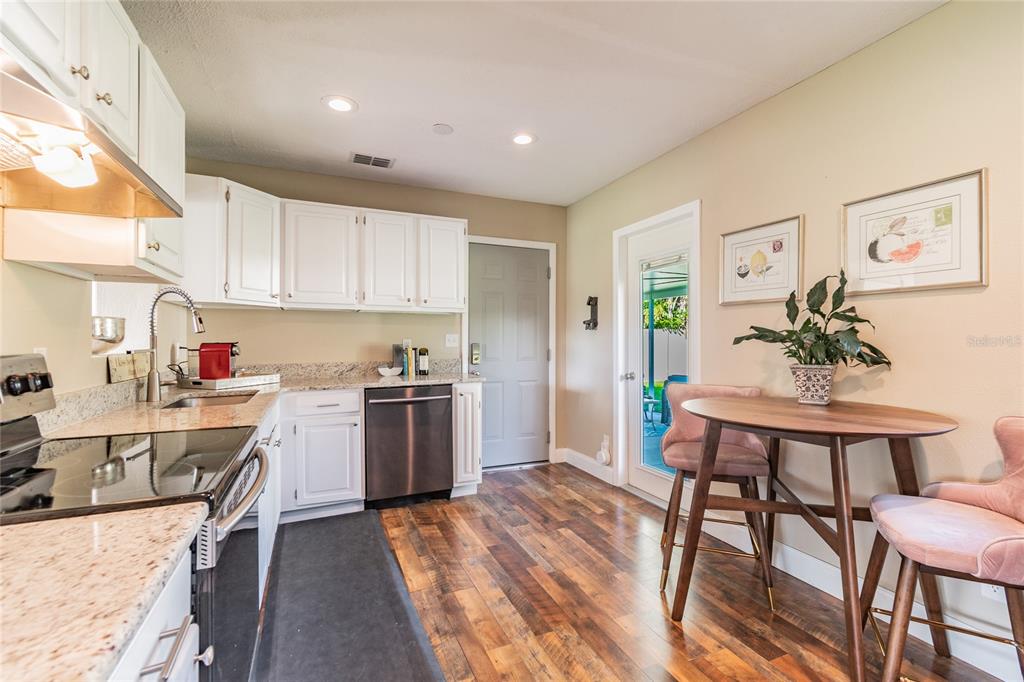 6206 South Kelly Road Tampa, FL 33611 - Photo 14 of 33