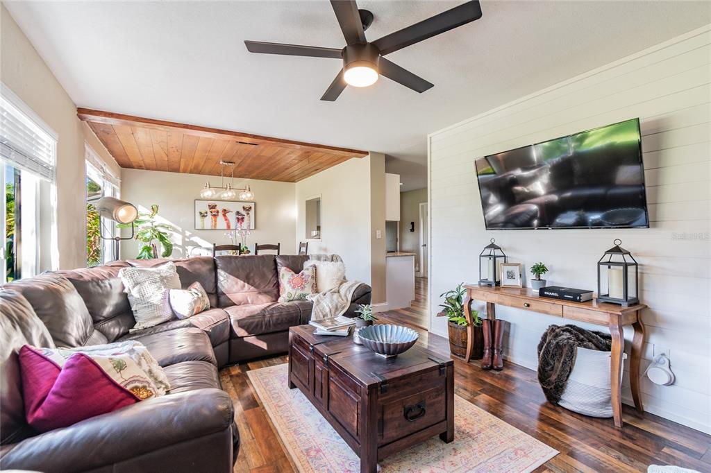 6206 South Kelly Road Tampa, FL 33611 - Photo 8 of 33