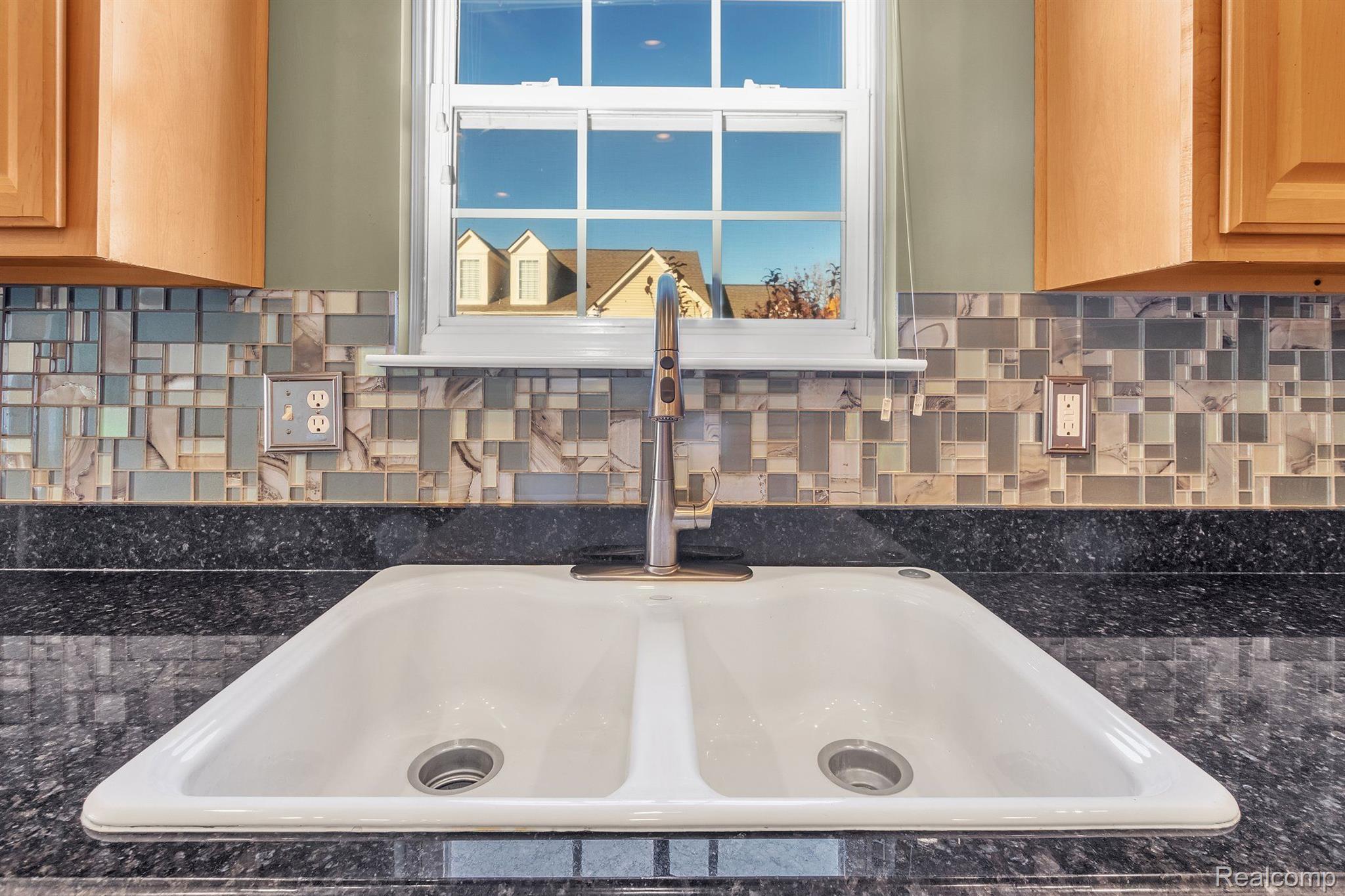 730 East Bluff Court Rochester, MI 48306 - Photo 10 of 34 Mosaic tile backsplash