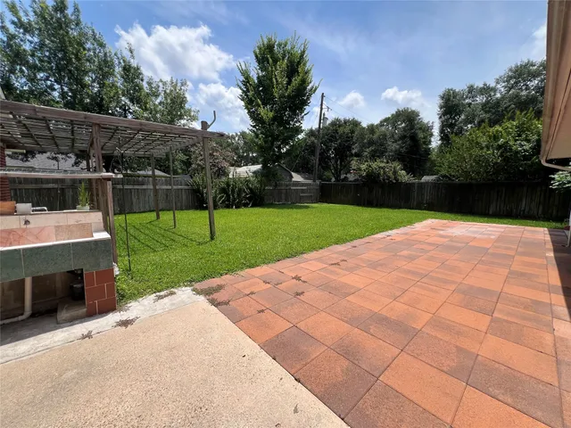 a view of a backyard