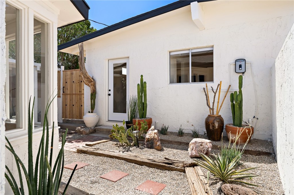 62420 Canterbury Street Joshua Tree, CA 92252 - Photo 28 of 50 a living room with patio furniture