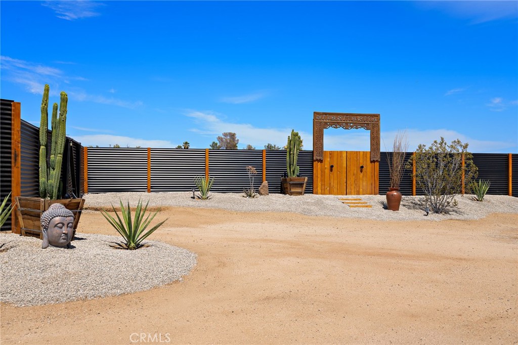 62420 Canterbury Street Joshua Tree, CA 92252 - Photo 36 of 50 a view of outdoor space and yard