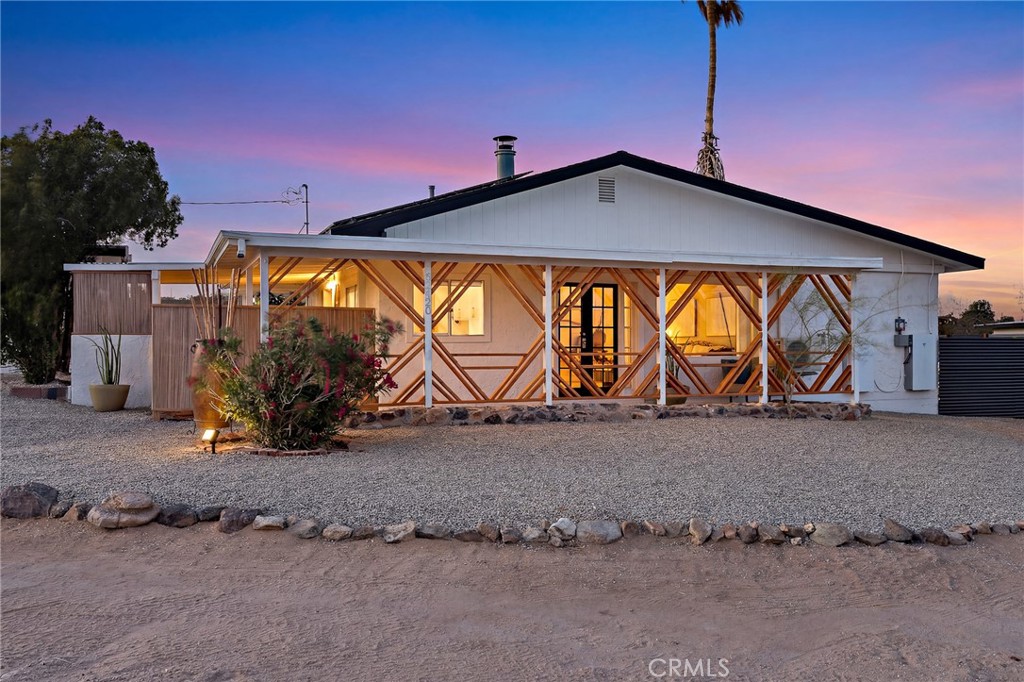 62420 Canterbury Street Joshua Tree, CA 92252 - Photo 44 of 50 a front view of a house with a yard