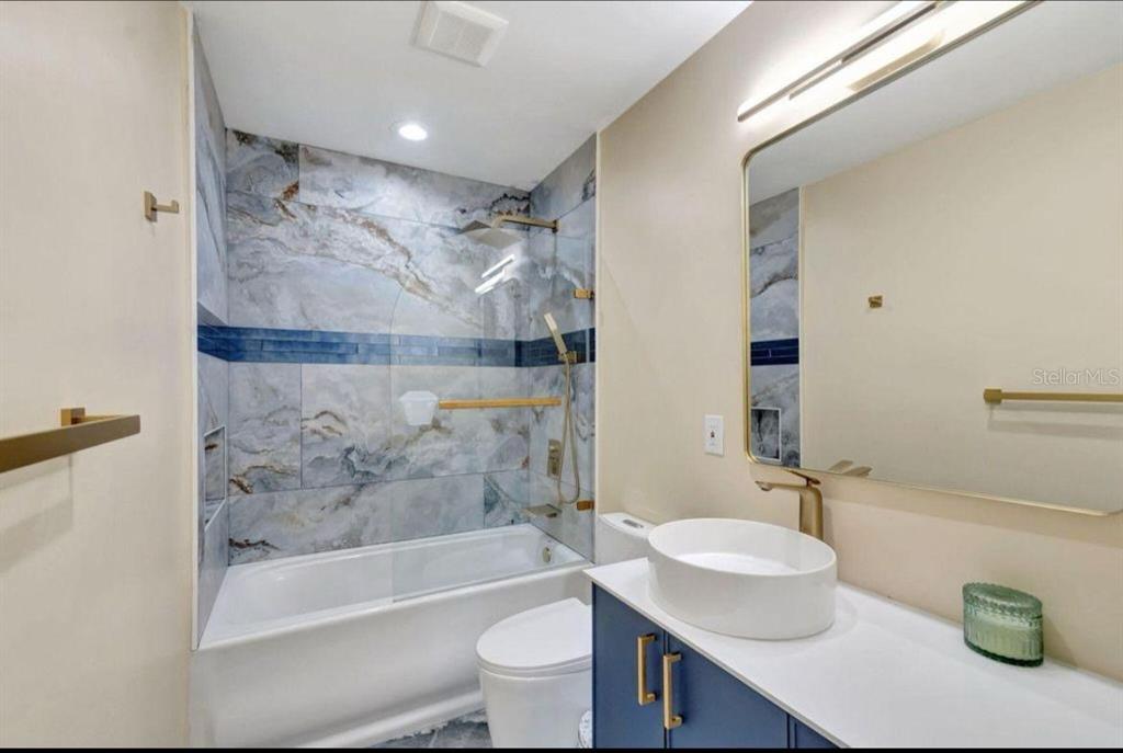 125 Southeast 6th Avenue Boynton Beach, FL 33435 - Photo 18 of 27 a bathroom with a sink a toilet and a bathtub