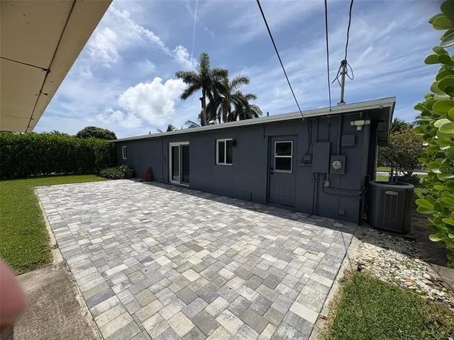 a view of a house with a backyard