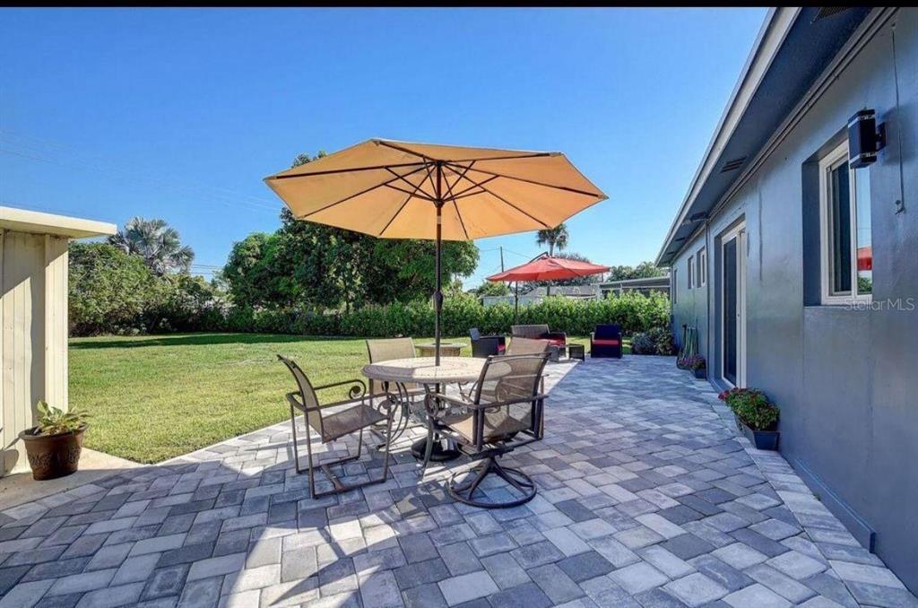 125 Southeast 6th Avenue Boynton Beach, FL 33435 - Photo 26 of 27 a view of a patio with a table and chairs under an umbrella