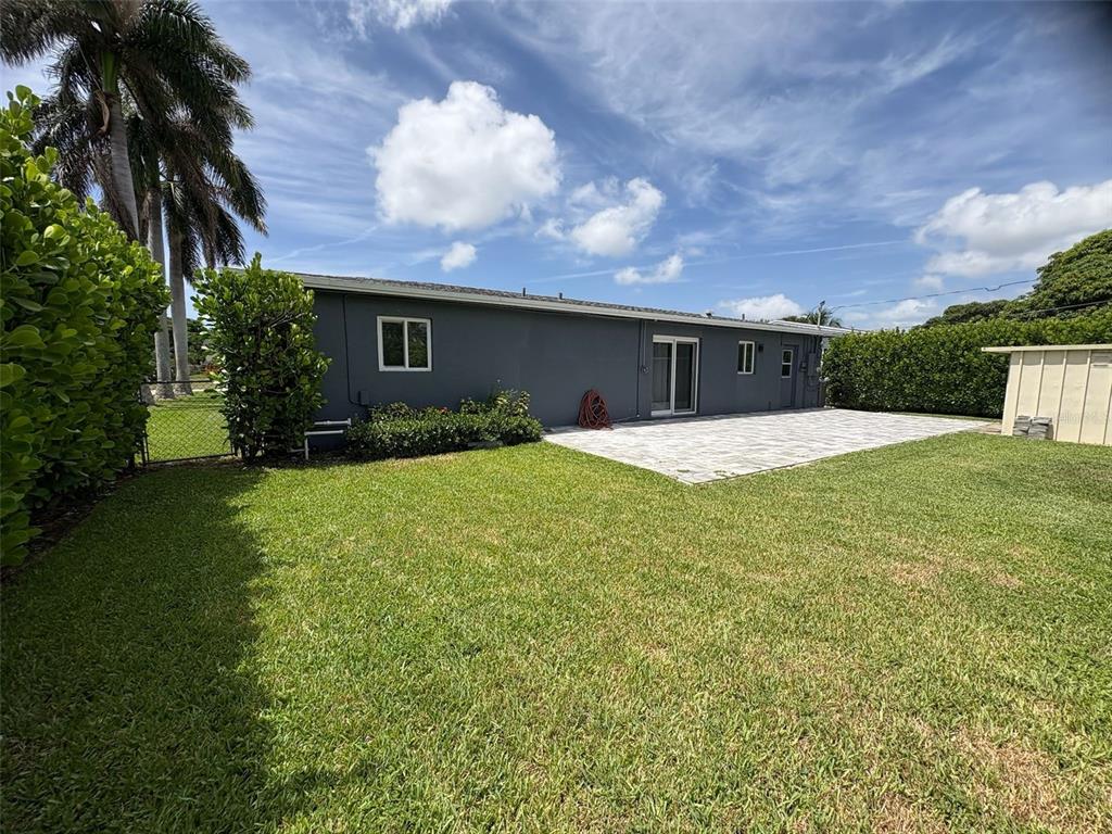 125 Southeast 6th Avenue Boynton Beach, FL 33435 - Photo 7 of 27 a front view of house with yard and trees