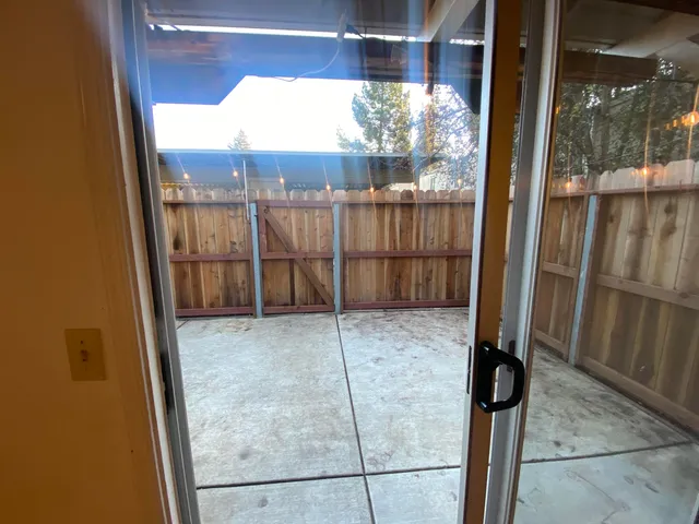 a view of a backyard