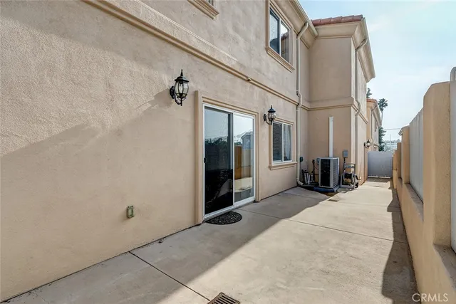 a view of a house with backyard