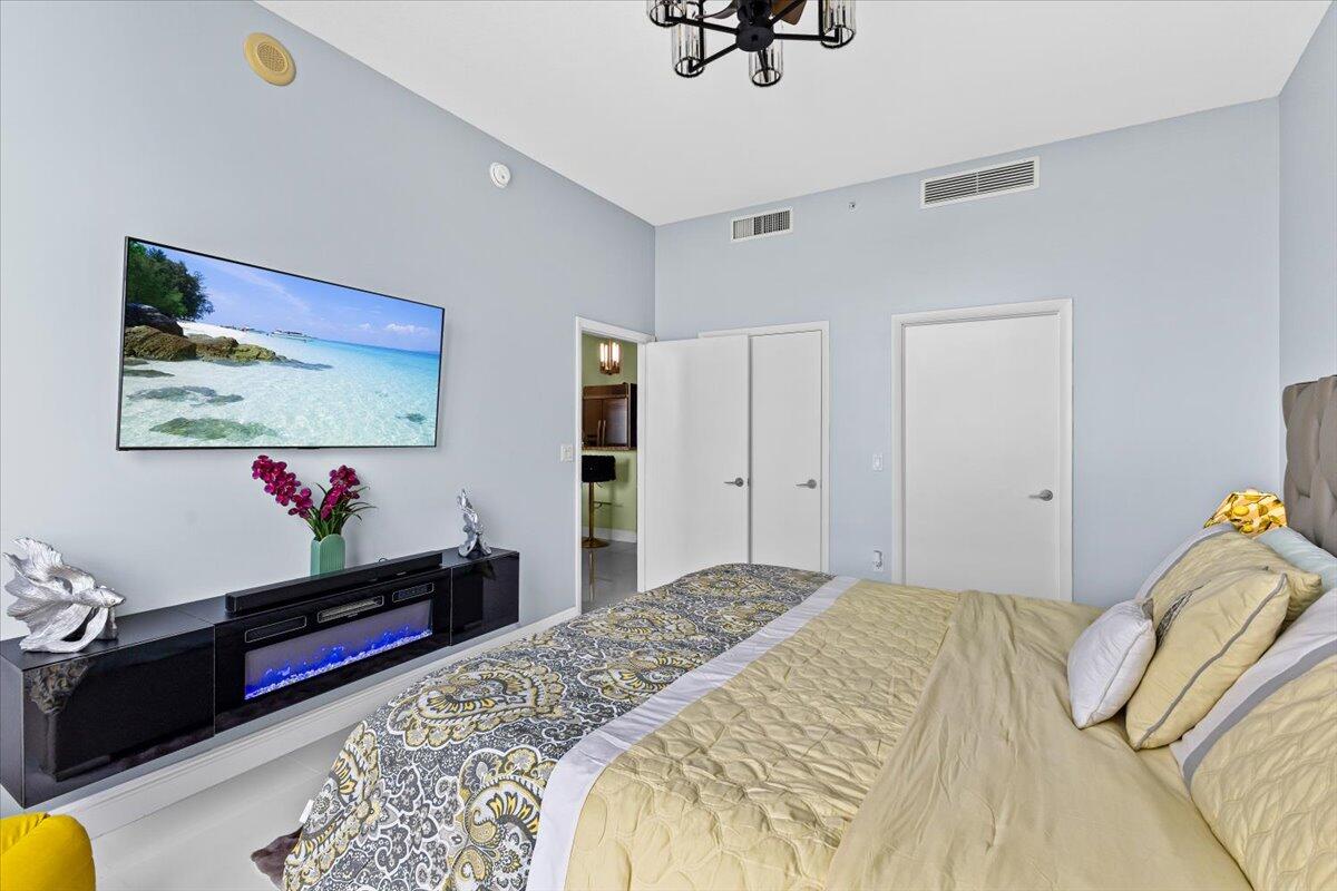 550 Okeechobee Boulevard, Unit LPH18 West Palm Beach, FL 33401 - Photo 12 of 29 Bedroom