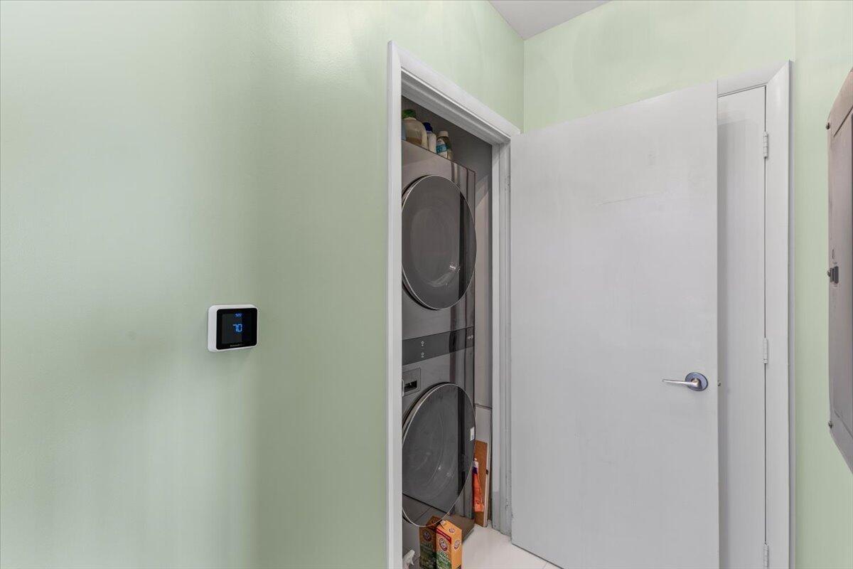 550 Okeechobee Boulevard, Unit LPH18 West Palm Beach, FL 33401 - Photo 17 of 29 Laundry