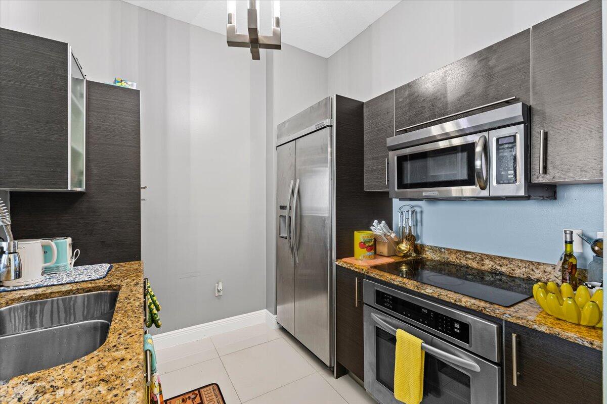 550 Okeechobee Boulevard, Unit LPH18 West Palm Beach, FL 33401 - Photo 8 of 29 Kitchen