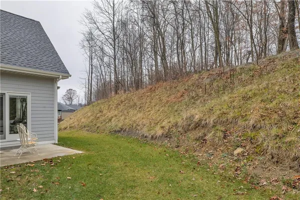a view of back yard of the house