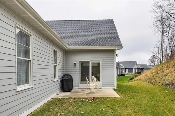 a view of a house with backyard