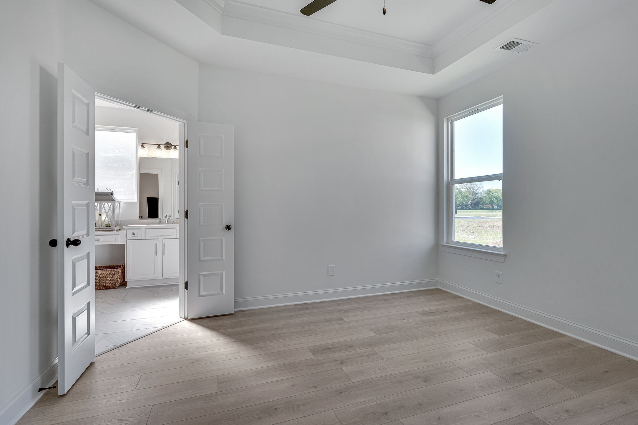 6826 Chatsworth Court Murfreesboro, TN 37129 - Photo 22 of 32 a view of a big room with windows and cabinet