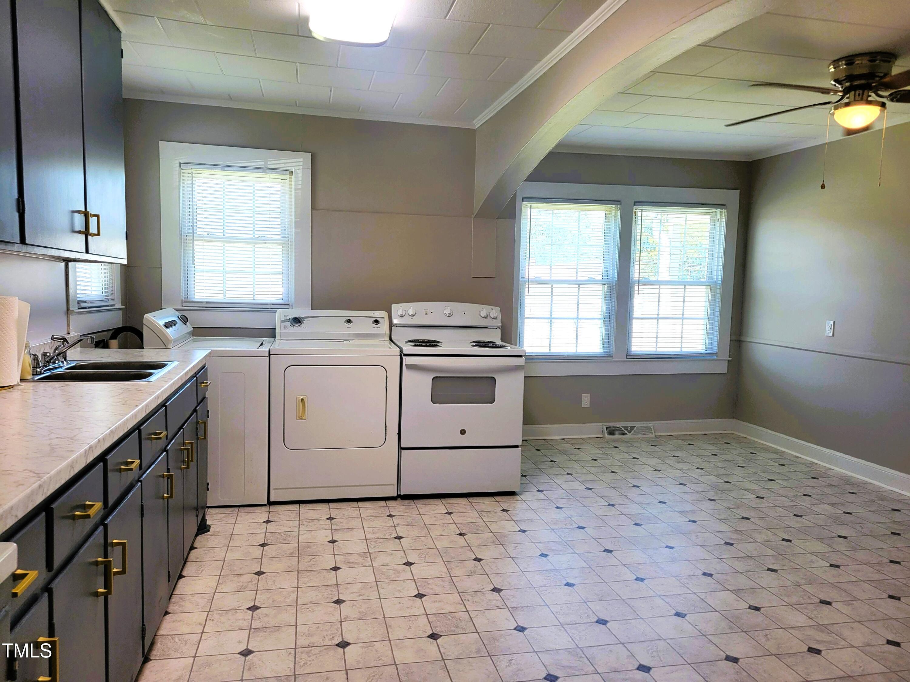 411 West Raleigh Street Siler City, NC 27344 - Photo 8 of 33 8