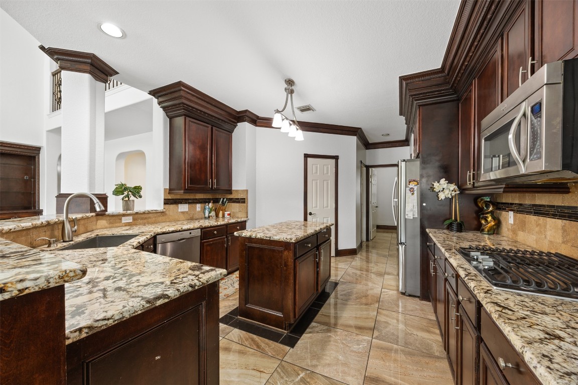 1126 Pinsonfork Drive Spring, TX 77379 - Photo 14 of 41