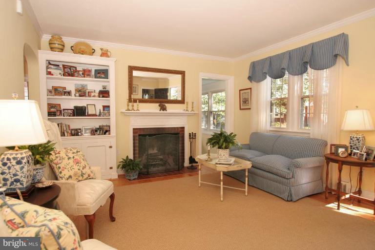 4833 25th Road North Arlington, VA 22207 - Photo 12 of 18 Living Room
