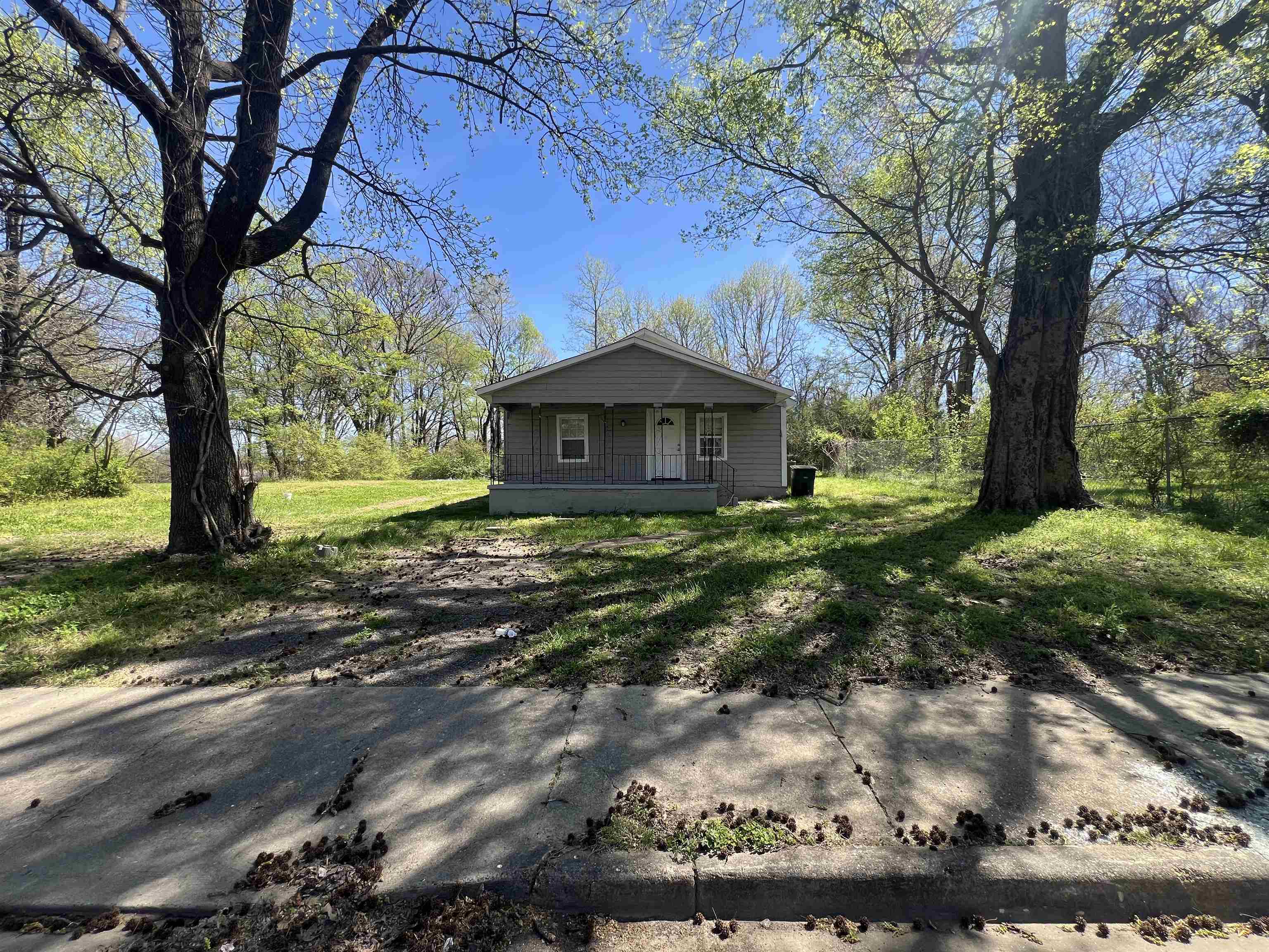 518 Harahan Road Memphis, TN 38109 - Photo 7 of 8 View of front of property featuring a front yard and a porch
