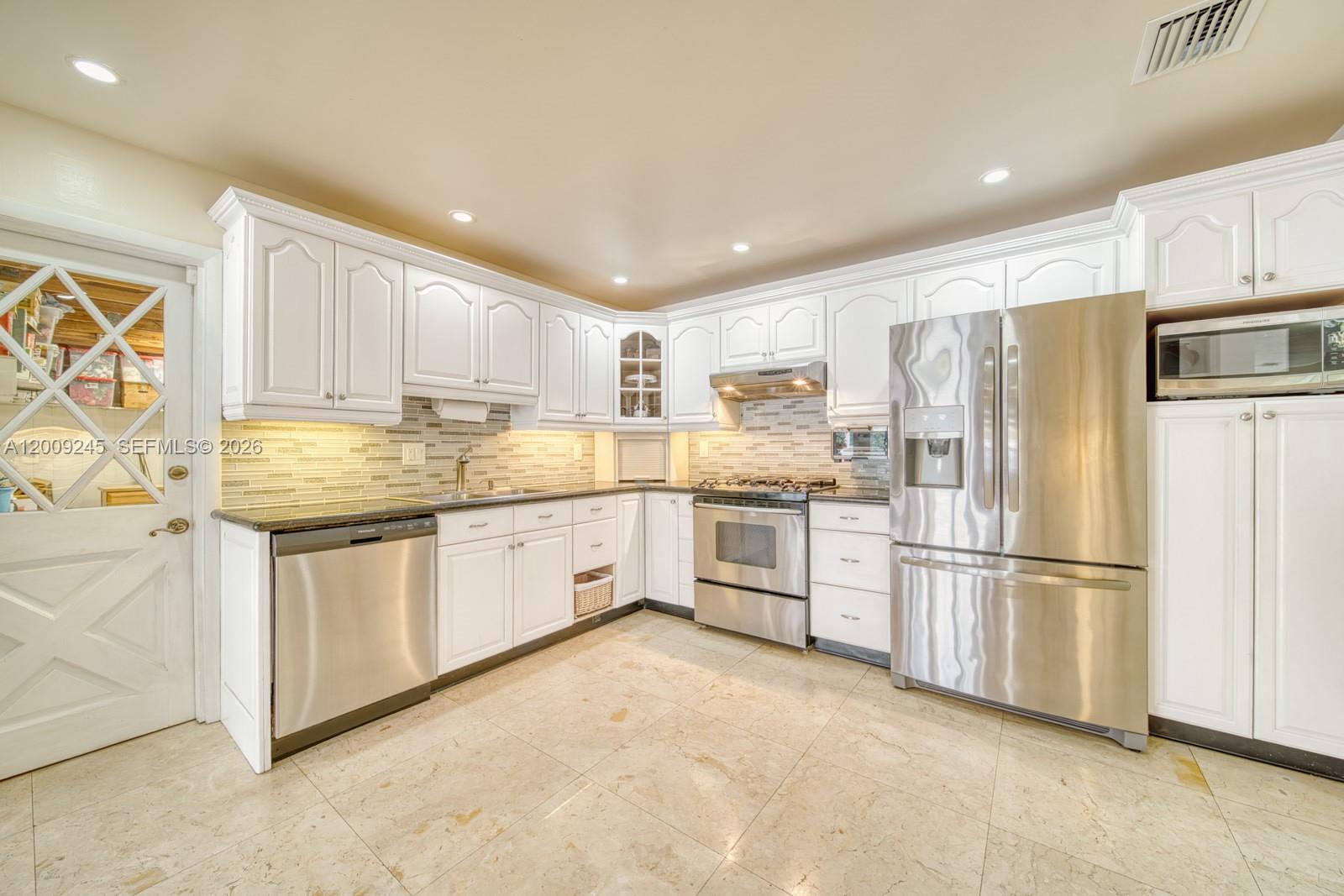10641 Southwest 99th Terrace Miami, FL 33176 - Photo 16 of 40