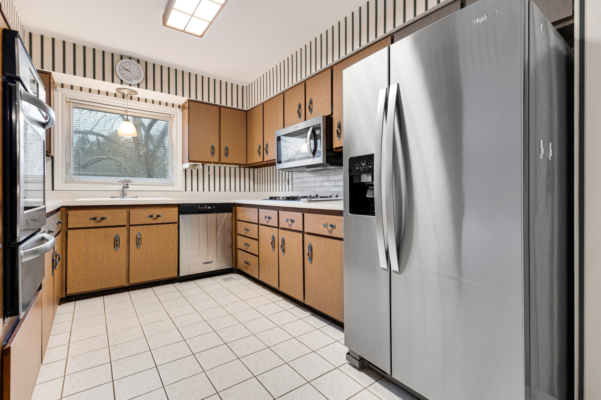 197 Smethwick Lane Elk Grove Village, IL 60007 - Photo 6 of 26