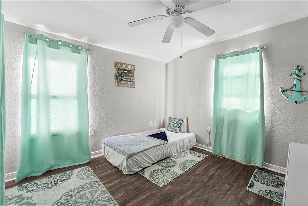 711 10th Street Dickinson, TX 77539 - Photo 11 of 33 Bedroom 1 upstairs