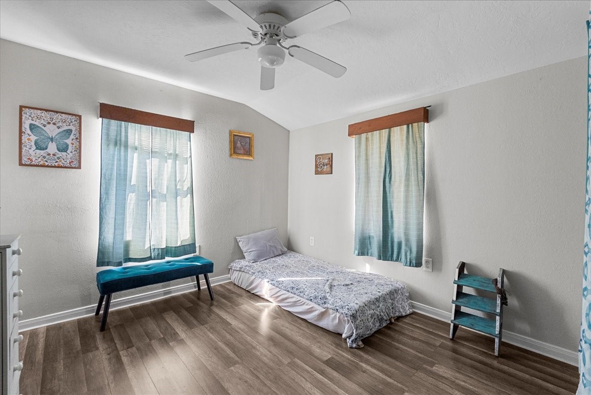 711 10th Street Dickinson, TX 77539 - Photo 13 of 33 Bedroom 2 upstairs