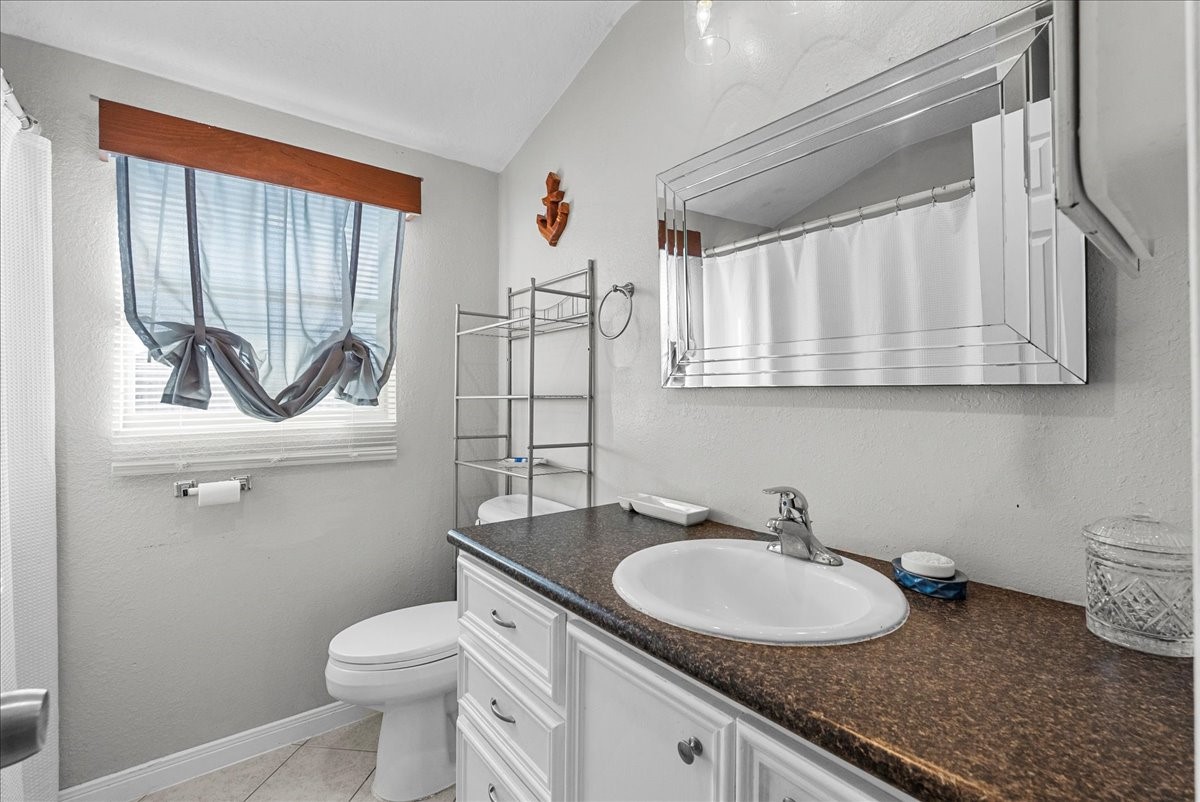 711 10th Street Dickinson, TX 77539 - Photo 15 of 33 Upstairs bathroom